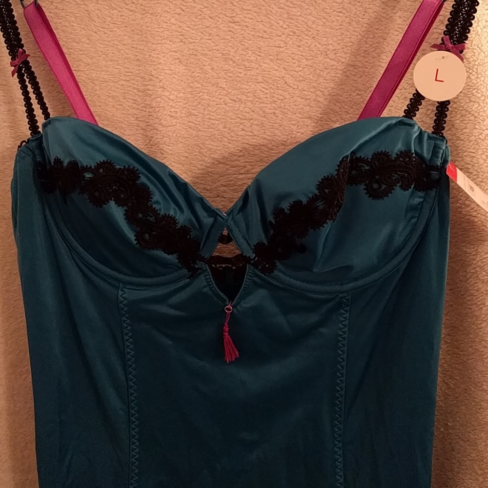 Cosmopolitan Intimates - Picture 2 of 3